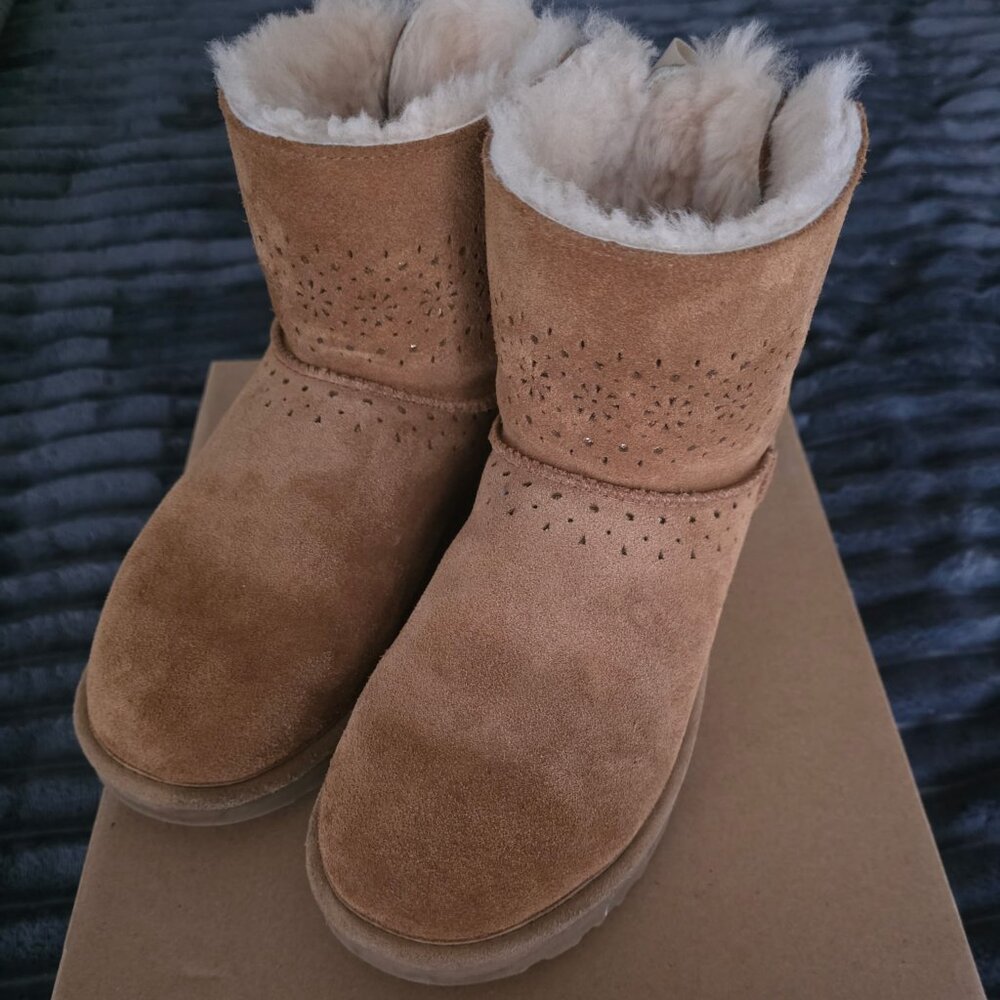 UGG - Dae Sunshine Perf - Lightly Worn w/Box